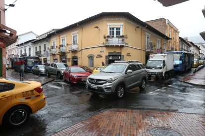 El Pico y Placa en Quito restringe la circulación de automóviles y motocicletas con placas 7 y 8 durante dos horarios.