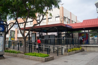 El paso de la Metrovía por la avenida Eloy Alfaro estuvo interrumpido tras el incendio en el edificio Multicomercio