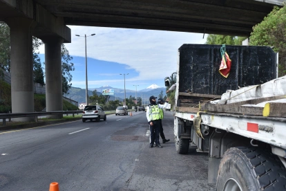Los controles de AMT buscan garantizar el cumplimiento de la medida en la Ruta Viva y Simón Bolívar.