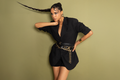La modelo Carla Giler disfruta usar este accesorio que superpuestos, convierten un look básico en una propuesta editorial.