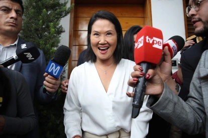La candidata derechista Keiko Fujimori habla con periodistas este miércoles 10 de junio, en Lima (Perú).