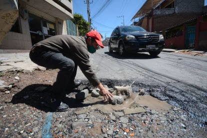 Baches. El deterioro de las vías provoca daños frecuentes en vehículos que circulan por distintos sectores de Quito.