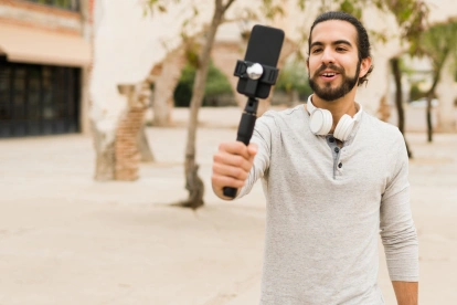 Referencial.Un creador de contenido transmite en espacios públicos, práctica que EE. UU. considera fuera del alcance de la visa de turista.