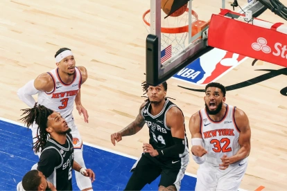 Jugadores de los New York Knicks y los San Antonio Spurs en acción durante el Juego 4 de las Finales de la NBA.