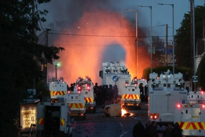 La policía despliega cañones de agua para extinguir incendios provocados por manifestantes durante disturbios en el norte de Belfast, Irlanda del Norte, 10 de junio de 2026.