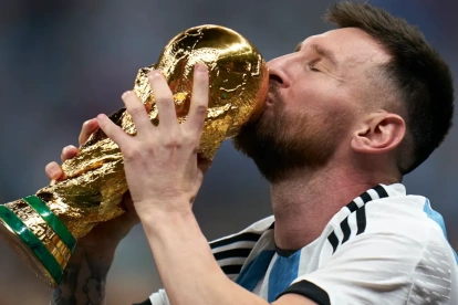 Messi con la Copa del Mundo tras la victoria de Argentina en Qatar 2022