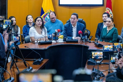 Marisol Peñaloza asumirá temporalmente la Alcaldía de Cuenca tras la salida de Cristian Zamora, en un acto oficial con presencia de medios.