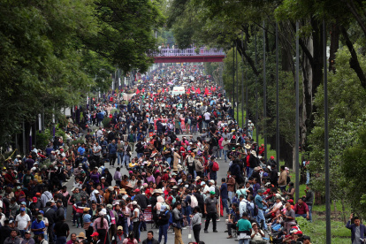 Cientos de docentes mexicanos marchan con el objetivo de llegar al Estadio Ciudad de México sede de la jornada inaugural del Mundial de fútbol 2026.