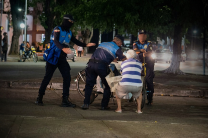 Retiro de triciclo a adulto mayor genera debate tras video viral.