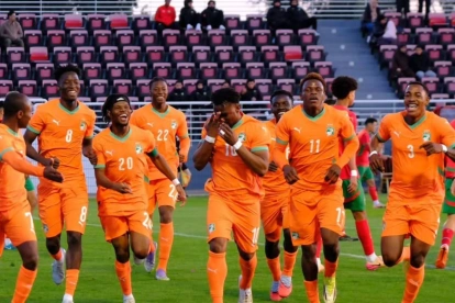 Jugadores de Costa de Marfil celebran en la cancha. La selección africana jugará el Mundial sin el apoyo de su hinchada oficial por la falta de visados de EE. UU.