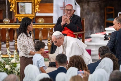 El Papa León XIV se levanta a abrazar al pequeño Renzo tras haber escuchado su carta con preguntas