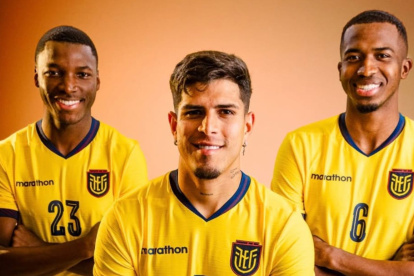Jugadores de la selección de Ecuador posan con la camiseta oficial de La Tri para el Mundial de fútbol 2026.