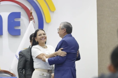 Diana Atamaint se despide de la presidencia del CNE tras la designación de José Cabrera como nuevo titular del organismo electoral.