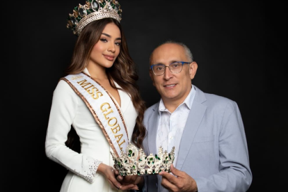 Marco Tapia afina los detalles de Miss Global Ecuador 2026. Con el asesor de imagen, Juliana Robles.