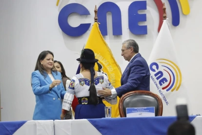 Elena Nájera, Esthela Acero y José Cabrera pusieron los votos para el cambio de autoridades en el CNE.