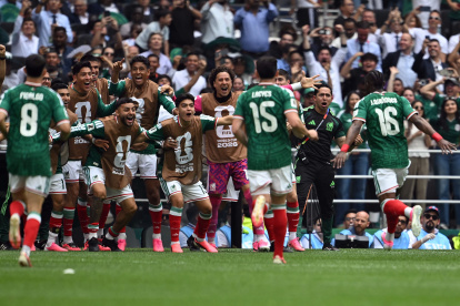 ulian Quiñones de México celebra su gol ante Sudáfrica.