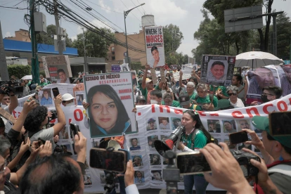 Familias exhiben carteles con rostros de desaparecidos durante una protesta en Tlalpan, en vísperas de la inauguración del Mundial.