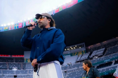 Alejandro Fernández interpreta el Himno de México en el estadio, luciendo un nuevo estilo durante la inauguración del Mundial 2026.