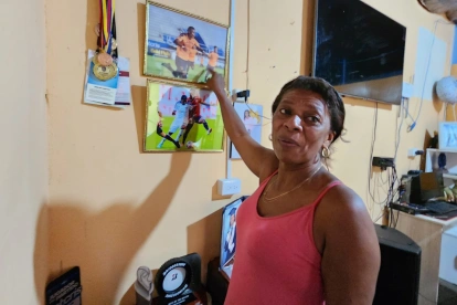 La madre de Nilson Angulo, Dora Ramírez, conserva en su casa recuerdos de su hijo, seleccionado de Ecuador.