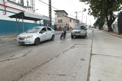 Vehículos circulan sobre grietas formadas en la calzada de la avenida Domingo Comín.