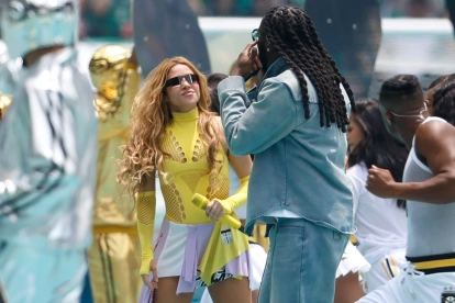 La cantante colombiana Shakira (i) y el nigeriano Burna Boy se presentan en la inauguración del Mundial de la FIFA 2026 este jueves, en el estadio Ciudad de México (México).