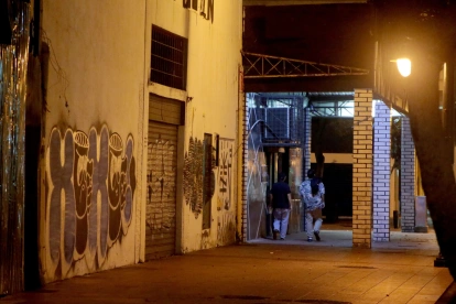Rutina. Quienes viven en el centro afirman que el miedo ha limitado el uso de espacios públicos y alterado la dinámica del sector. Reinan las penumbras.