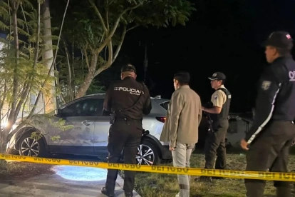 La Policía levantó indicios en la escena donde ocurrió el presunto sicariato en la vía a Cumbayá.
