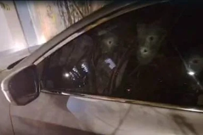 El automóvil presentó múltiples perforaciones luego del crimen registrado en la avenida Guayasamín.