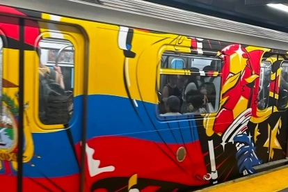 El tren 7 en Queens luce un mural con los colores y símbolos de Ecuador, en homenaje a la comunidad migrante.