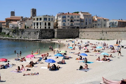 La gente se refresca en la playa de Antibes, sur de Francia, el pasado 27 de mayo.