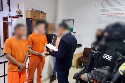 Agentes ingresaron a la Cárcel El Inca durante operativo contra red de robo de vehículos en Quito.