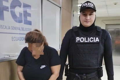 Agentes de la Policía Nacional presentan a la detenida en la Fiscalía General del Estado, tras el hallazgo de marihuana en Guayaquil.