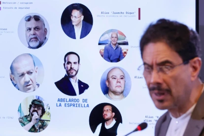 Fotografía que muestra una pantalla en una rueda de prensa del candidato a la Presidencia de Colombia Iván Cepeda este jueves, en Bogotá (Colombia).