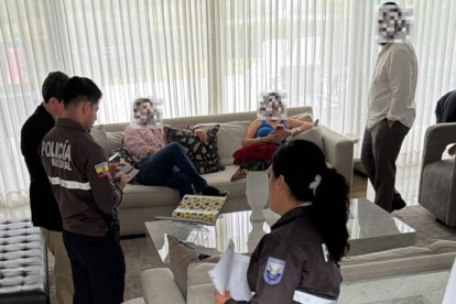Funcionarios de Inmobiliar y de la Policía Nacional en el inicio del procedimiento de incautación.