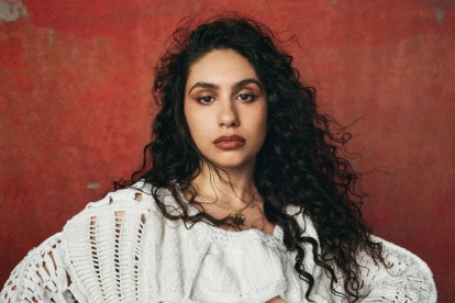 Alessia Cara cantante que asistirá al show de inauguracion del Mundial en Canadá