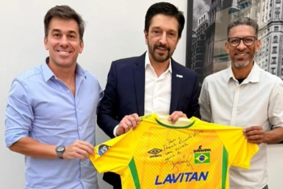 Djalminha participa en un acto institucional junto a dirigentes del fútbol brasileño