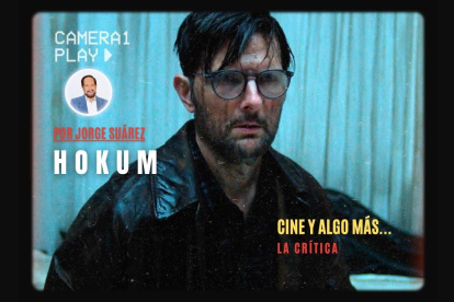 Ohm Bauman, interpretado por Adam Scott, enfrenta una pesadilla marcada por el duelo, la culpa y la leyenda de una bruja en Hokum, la maldición de la bruja.