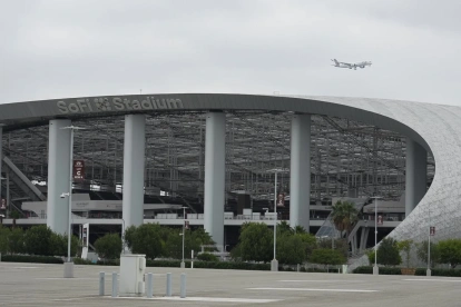 La Copa Mundial de la FIFA se exhibe en las afueras del SoFi Stadium, en Inglewood, California, Estados Unidos.