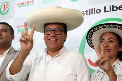 El candidato izquierdista Roberto Sánchez (c), reacciona en una rueda de prensa este viernes, en Lima (Perú).