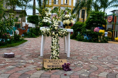 Los arreglos florales en honor a Mónica Silva se encuentran en el parque central de Montañita.