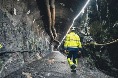 La fotografía, tomada el 18 de mayo de 2026, muestra a un trabajador caminando por uno de los túneles del depósito nuclear de Onkalo, en Eurajoki, al suroeste de Finlandia.