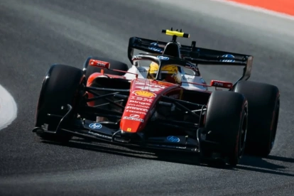 Un monoplaza recorre una de las curvas del Circuito de Montmeló durante las sesiones de entrenamientos previas al Gran Premio de Barcelona 2026