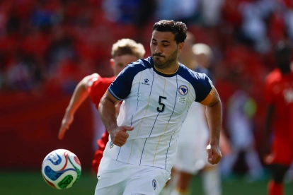 Sead Kolasinac de Bosnia y Herzegovina controla el balón este viernes, en un partido del grupo B del Mundial de la FIFA 2026.
