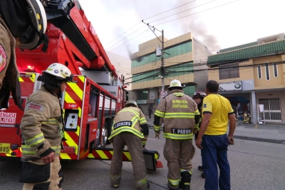 Integrantes del Cuerpo de Bomberos de Guayaquil acudieron hasta el inmueble en el que se reportó el incendio, la tarde de este viernes 12 de junio.