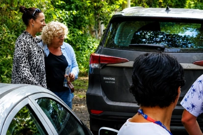 Arribó la tarde de este viernes al barrio El Tigrillo, en Montañita, Irena Hajduk, madre de Monika Silva
