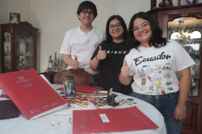 José Antonio (i), María José (c), Adriana (d) y Bernardo (videollamada) han sido destacados alumnos.