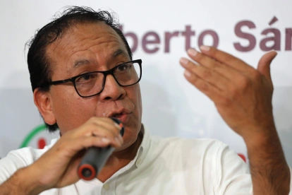El candidato izquierdista Roberto Sánchez habla en una rueda de prensa este viernes, en Lima.