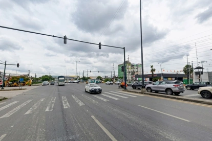 En esta intersección ocurrió el impacto de un automóvil contra un tráiler, que iba a exceso de velocidad, lo que provocó el fallecimiento del conductor del vehículo liviano.