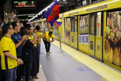 Uno de los 18 trenes del Metro de Quito fue brandeado con los colores de la Tri.