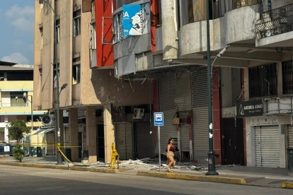 La onda expansiva destruyó ventanales y causó daños estructurales no solo en el edificio de ARCOM, también en al menos cinco inmuebles aledaños.
